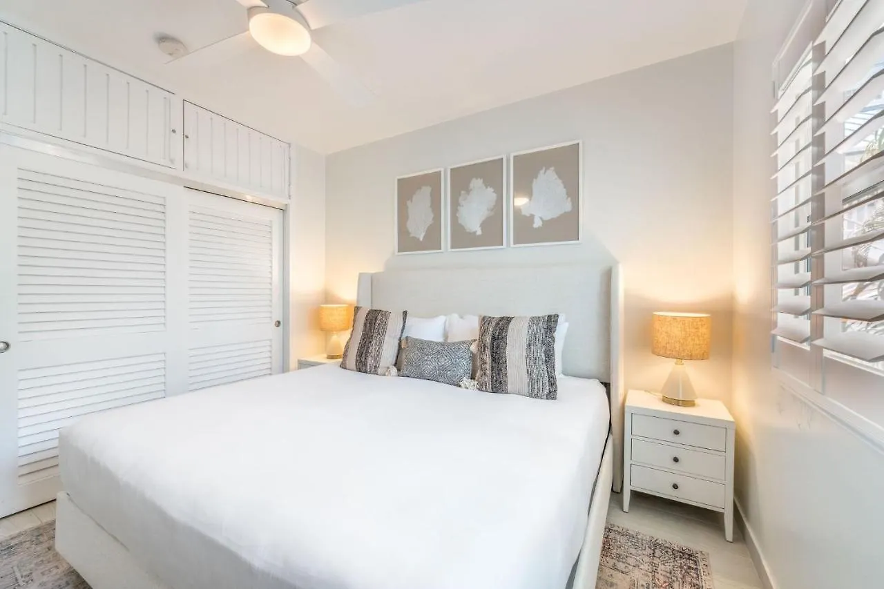 Next To Ritz Carlton, Oceanview 1Br On Seven Mile Beach Apartment